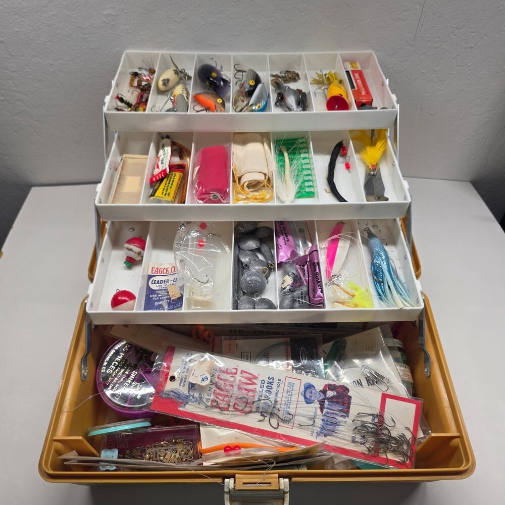 Vintage Fresh Water Fishing Tackle Box Lot With Lures & Tackle